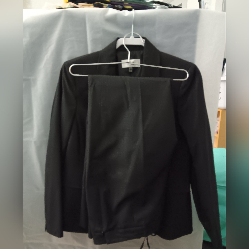 Suit-Pants and Blazer. Le Suit Shimmering Black Blazer and Pants Suit.